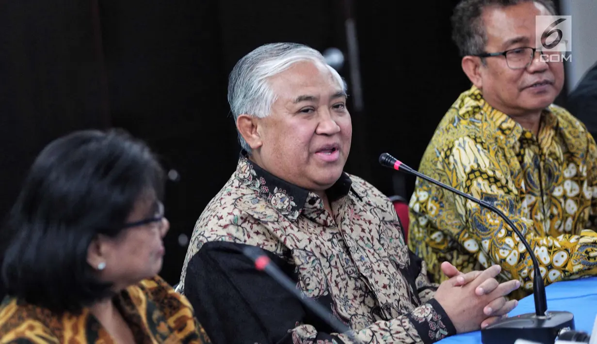 Utusan Khusus Presiden Bidang Dialog Kerja Sama Antar-agama dan Peradaban, Din Syamsuddin (tengah) saat melakukan pertemuan di Gedung PGI, Jakarta, Senin (30/10). Pertemuan membahas merajut kerukunan umat beragama ke depan. (Liputan6.com/Faizal Fanani)
