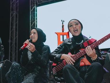 Diketahui Tantri, Chua beserta personil Kotak band kala itu manggung di Yogyakarta. Penampilan Chua saat mengenakan hijab itu justru sukses mencuri perhatian para penonton hingga netizen. (Liputan6.com/IG/@kotakband_).