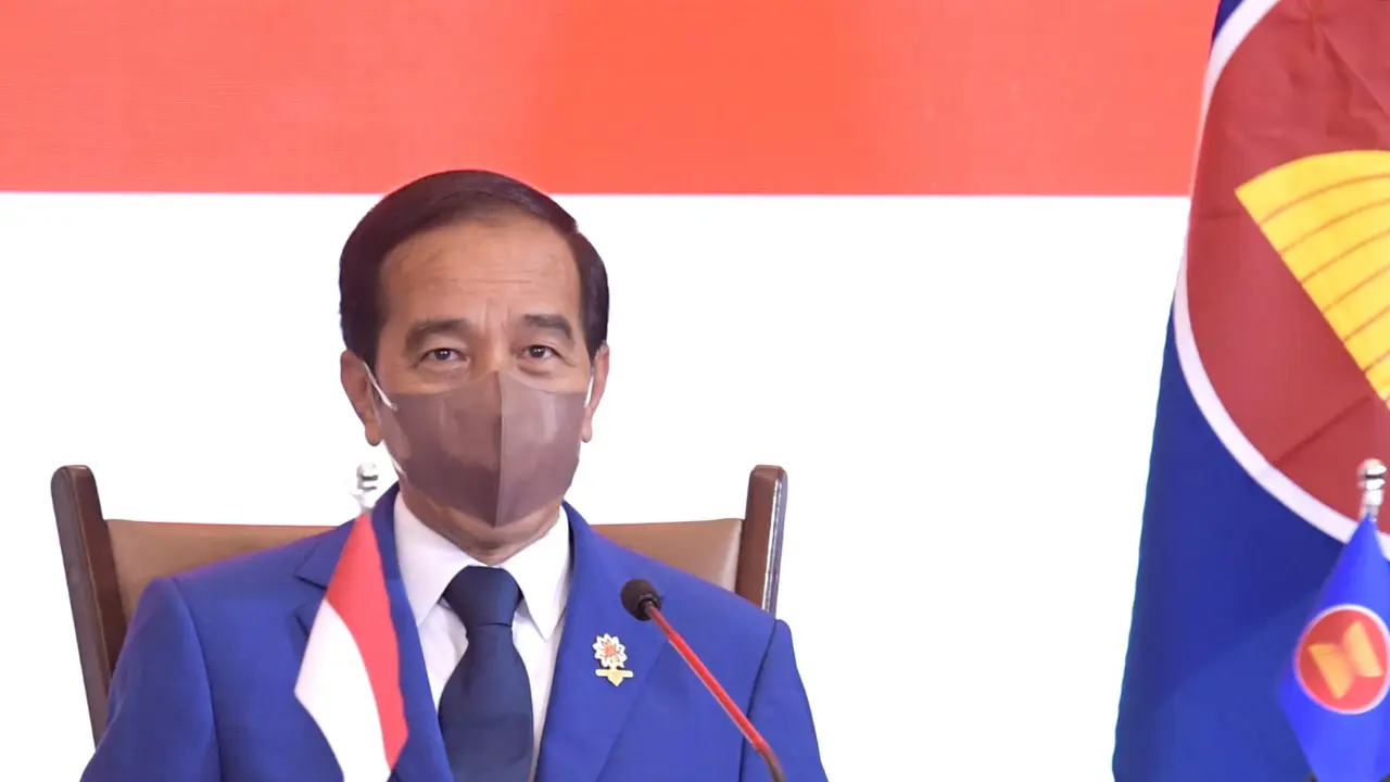 Presiden Joko Widodo pada Konferensi Tingkat Tinggi (KTT) ke-16 East Asia Summit (EAS) di Istana Kepresidenan Bogor, Jawa Barat, pada Rabu, 27 Oktober 2021.