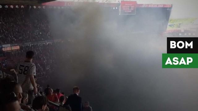 Laga antara Twente Vs NAC Breda sempat terhenti akibat bom asap yang dilemparkan ke tengah lapangan.