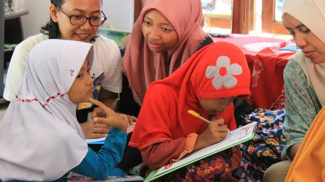 Komunitas Buku Berkaki: Mengembangkan Minat Baca pada Anak-anak yang Kurang Beruntung