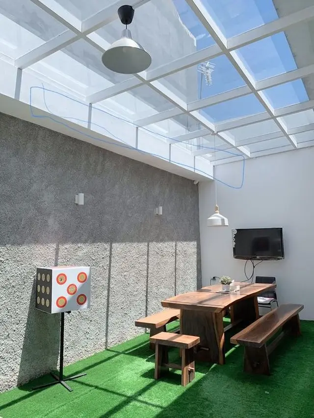 Desain Ruang Makan Semi Outdoor Paling Populer di 2024, Suasana Nyaman dan Lega