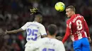 <p>Penyerang Atletico Madrid Antoine Griezmann berebut bola dengan gelandang Real Madrid Eduardo Camavinga dalam laga pekan ke-35 Liga Spanyol di Wanda Metropolitano, Senin (9/5/2022) dini hari WIB. Atletico Madrid berhasil menang dengan skor tipis 1-0 atas Real Madrid. (AP Photo/Manu Fernandez)</p>