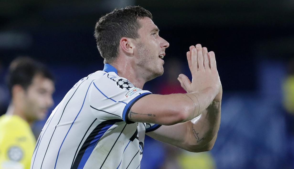 Selang dua menit, Atalanta kembali mengancam gawang Villarreal melalui Robin Gosens. Tendangan kerasnya dari luar kotak penalti masih melenceng dari sasaran. (Foto: AP/Alberto Saiz)