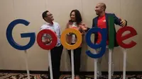Dimas Ibrahim Aska - Head of Media Relation, Toyota Astra Motor, Amalia Fahmi - Industry Head Google Indonesia, dan  Abraham Hutagalung - Industry Analyst berpose di depan logo Google. (Herdi Muhardi))