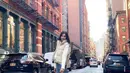 <p>Sontek OOTD Mikha Tambayong untuk outfit saat berada di tempat dingin. Jeans dan puffer jacket adalah padu padan simple namun tetap stylish. [Instagram/miktambayong]</p>