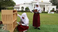 Suasana di halaman Istana Negara saat sejumlah siswa memperingati Hari Buku Nasional, Jakarta, Rabu (17/8). Sebanyak 500 pelajar menikmati membaca dan mendengarkan dongeng di halaman istana. (Liputan6.com/Angga Yuniar)