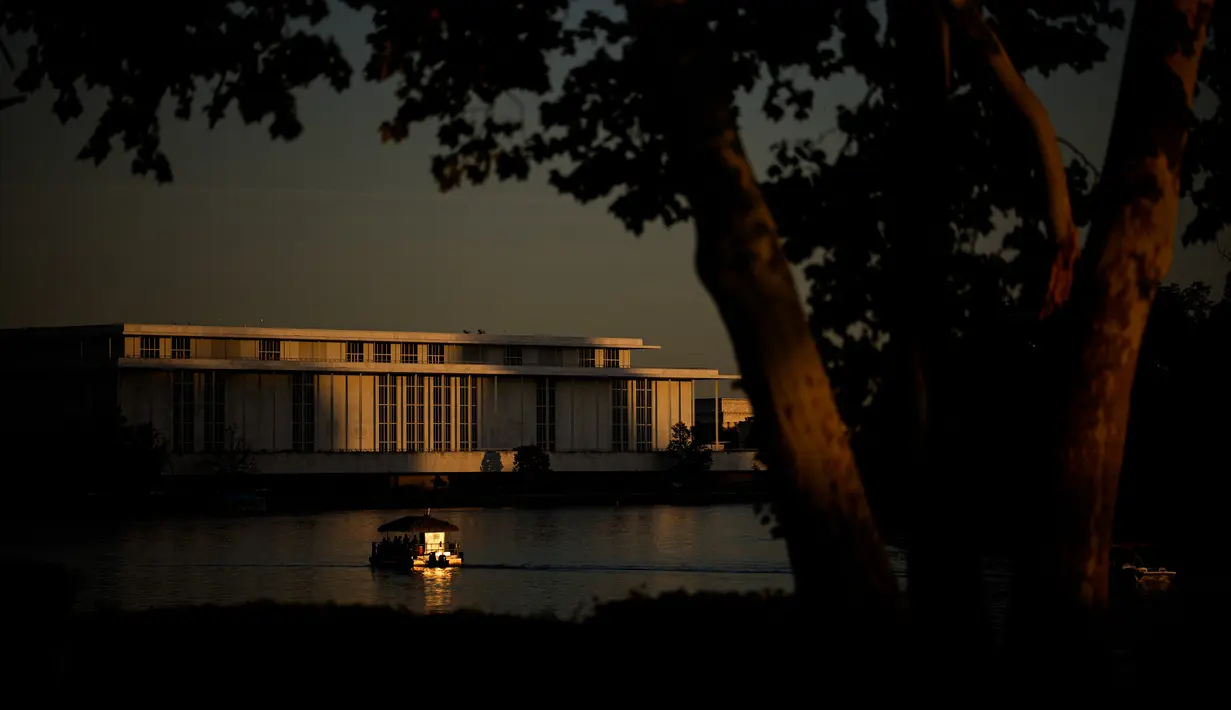 Suasana John F. Kennedy Center for the Performing Arts di Washington, Amerika Serikat, setelah dewan memutuskan penutupan gedung utama untuk renovasi selama dua tahun. Keputusan tersebut berlangsung di tengah polemik pencantuman nama Donald Trump. (Andrew Harnik/Getty Images/AFP)