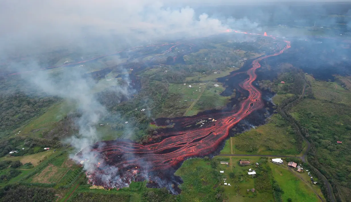 Pemandangan lava meletus dari celah dekat Pahoa saat erupsi yang sedang berlangsung di Gunung berapi Kilauea, Hawaii, 19 Mei 2018.  Seperti diketahui, Kilauea merupakan salah satu gunung berapi paling aktif di dunia. (U.S. Geological Survey via AP)