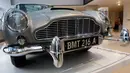 Plat nomor Mobil Aston Martin DB5 dalam film James Bond 1965 yang ditampilkan di rumah lelang Sotheby, New York, Senin (29/7/2019). Aston Martin DB5 ini hanya muncul di dua film James Bond Lawas, Goldfinger dan Thunderball. (AP/Richard Drew)