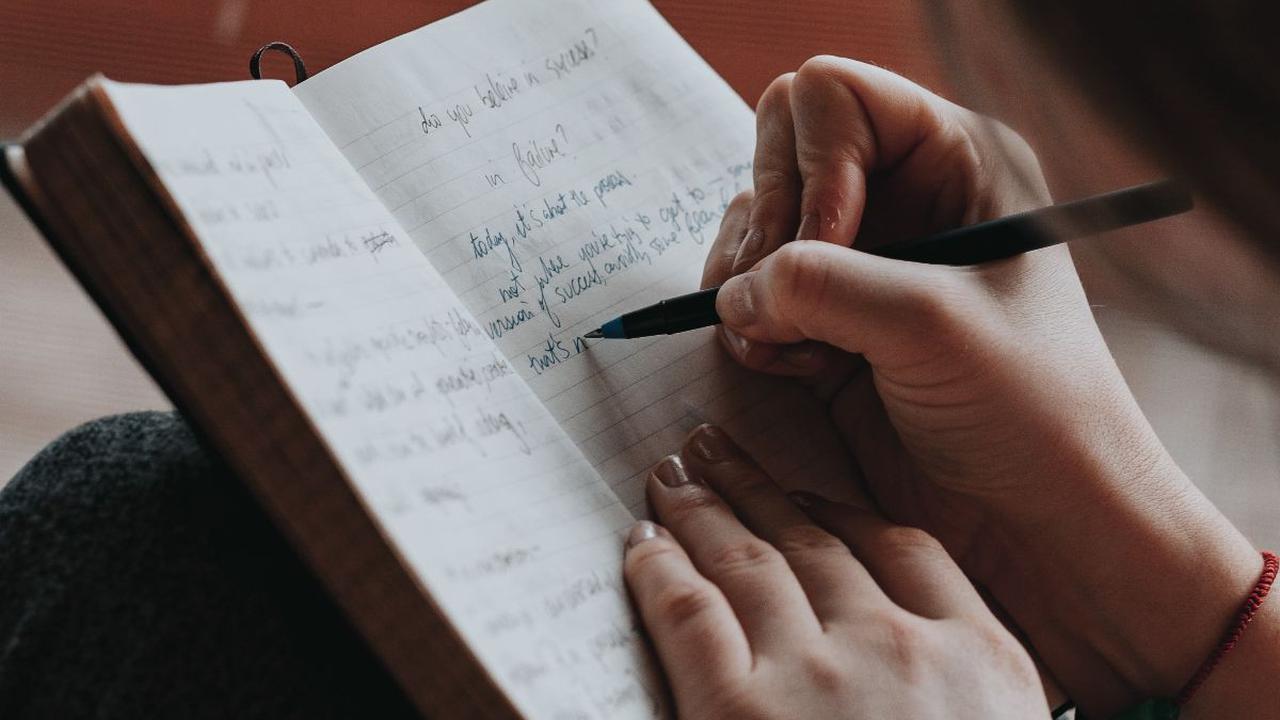 Pantun merupakan satu di antara jenis karya sastra puisi lama yang hingga sekarang masih sering digunakan dalam berbagai kegiatan. Pantun yang dilontarkan lalu dibalas pula dengan pantun lain disebut pantun berbalas. Dan, kegiatan berbalas pantun ini masi