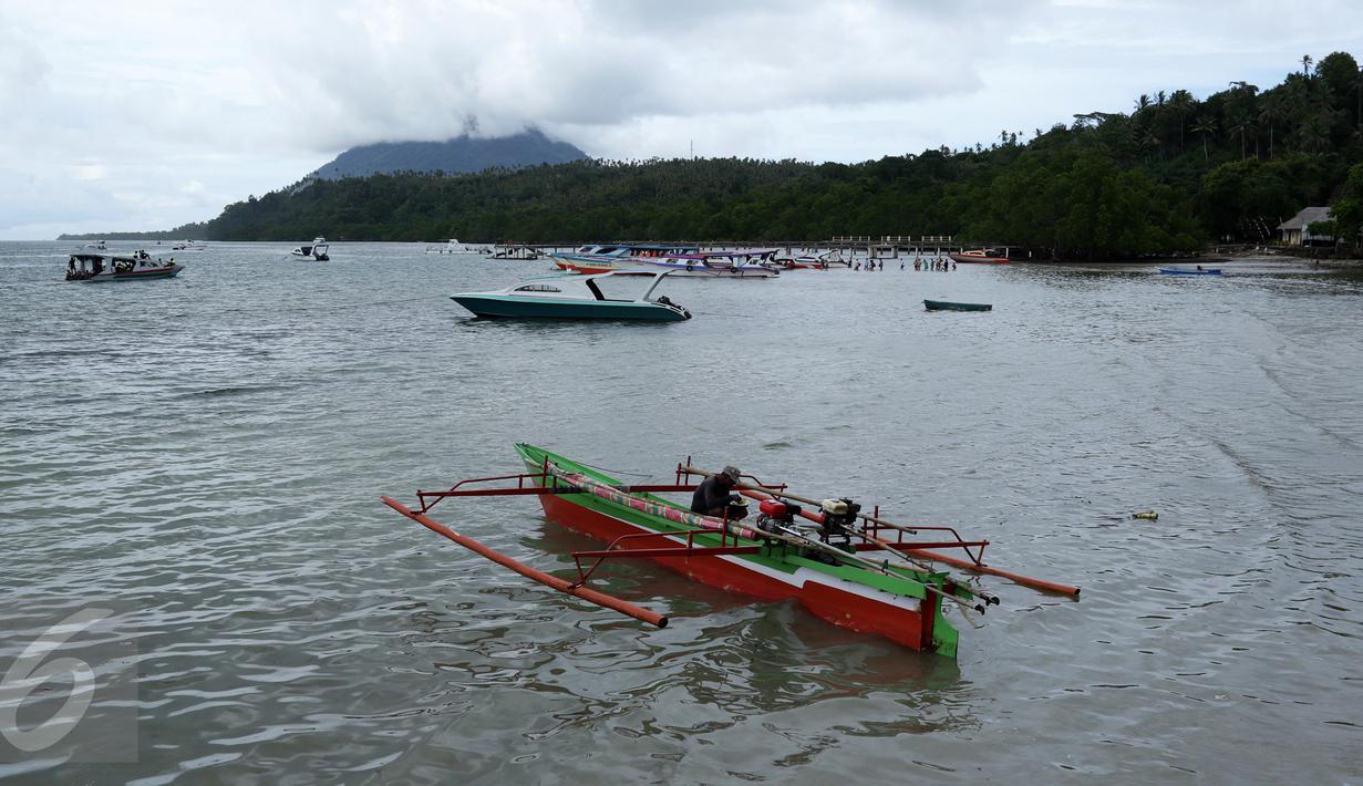 Nelayan sedang menikmati makannya di atas sampan di Pulau Bunaken, Manado, Sabtu (17/12). Taman Nasional Bunaken pernah bersaing dengan Pulau Dewata, Bali sebagai tempat wisata laut paling indah di Tanah Air. (Liputan6.com/Fery Pradolo)
