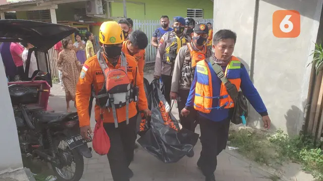 Basarnas Gorontalo saat melakukan evakuasi zenajah korban (Arfandi Ibrahim/Liputan6.com)