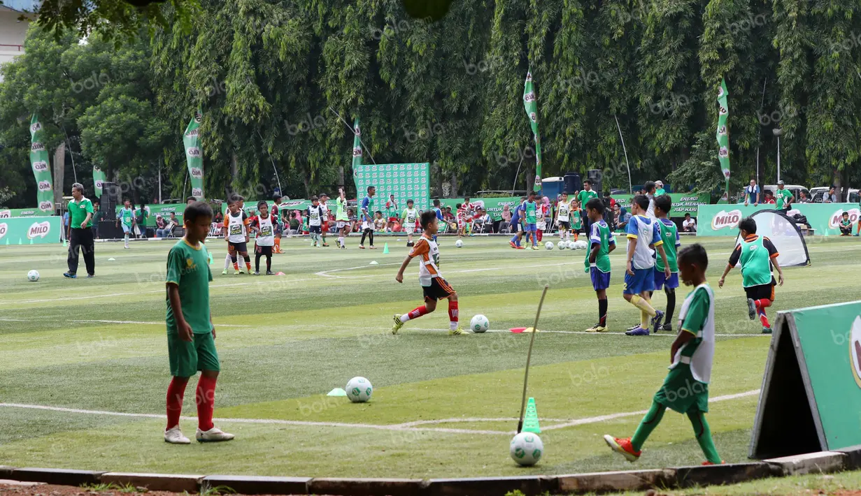 Milo Football Clinic menjadi salah satu ajang mencari bibit muda bersama mantan pemain nasional Indonesia di Lapangan Sepak Bola Pertamina, Simprug, Jakarta, Minggu (24/4/2016). (Bola.com/Nicklas Hanoatubun)
