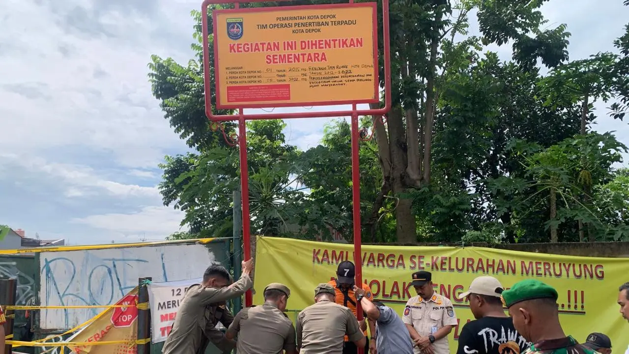 Satpol PP Kota Depok menyegel lahan yang dijadikan TPS liar di kawasan Meruyung, Limo, Depok. (Liputan6.com/Dicky Agung Prihanto)