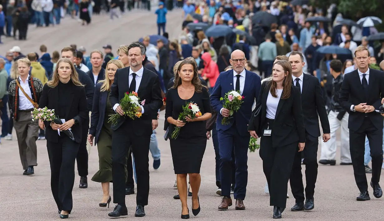 Para politisi membawa bunga untuk memberikan penghormatan kepada Raja Harald V dari Norwegia yang telah wafat, di alun-alun Istana Kerajaan di Oslo, Norwegia, Jumat, 28 Agustus 2026.  (AFP/ NTB/ Thomas Andersen)