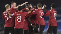 Pemain Manchester United merayakan gol yang dicetak Paul Pogba ke gawang Brighton pada laga Carabao Cup di Stadion Falmer, Kamis (1/10/2020) dini hari WIB. Manchester United menang 3-0 atas Brighton.  (Andy Rain/Pool via AP)