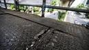 Lantai Jembatan penyeberangan orang (JPO) di Jalan Iskandarsyah Raya, Blok M, Jakarta yang berlubang, Kamis (23/8). Warga mengeluhkan kondisi JPO Blok M yang sangat mengkhawatirkan. (Liputan6.com/Faizal Fanani)