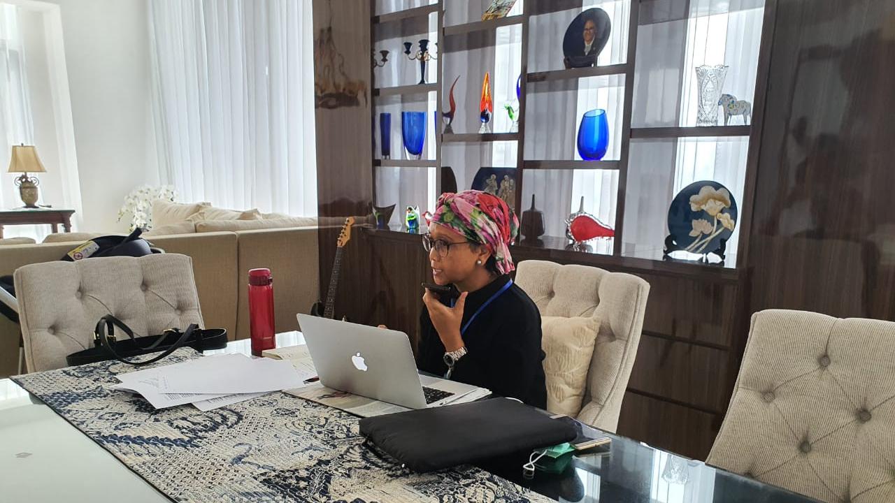 Menlu RI Retno Marsudi melakukan kegiatan bekerja dari rumah di tengah pandemi Virus Corona.