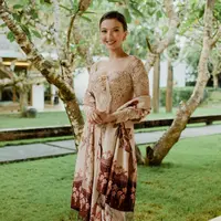 Raline Shah terlihat anggun dalam balutan kebaya nude dan rok kain batik. Ia kenakan kain batik senada sebagai selendang [@ralineshah]
