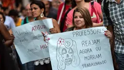 Unjuk rasa menentang rencana reformasi pensiun Presiden Michel Temer. di Rio De Janeiro, Brasil, Rabu (15/3). Warga Brasil menolak perubahan yang direncanakan untuk sistem pensiun. (AFP PHOTO / MAURO PIMENTEL)