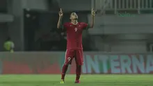 Pemain Naturalisasi Timnas Indonesia, Beto Goncalves berdoa sebelum laga melawan Korea Selatan U-23 pada laga uji coba di Stadion Pakansari, Bogor, (23/6/2018).  Indonesia U-23 kalah 1-2 dari Korea U-23. (Bola.com/Nick Hanoatubun)