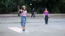 Orang tua yang masih semangat bermain olahraga Petanque di Lapangan Latih Dua Kompleks 700th Anniversary of Chiang Mai Stadium, Kamis (11/12/2025).