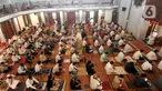 Warga melaksanakan salat Jumat berjemaah di Masjid Raya Cinere, Depok, Jumat (5/6/2020). Umat muslim di sejumlah wilayah Jabodetabek menunaikan salat Jumat perdana dengan menerapkan protokol pencegahan COVID-19 setelah dua bulan kegiatan ibadah di masjid ditiadakan. (merdeka.com/Arie Basuki)