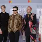 Band asal Inggris, Bring Me the Horizon, berpose di karpet merah pada saat tiba di acara BRIT Awards 2020 di London pada tanggal 18 Februari 2020. (Tolga Alkmen / AFP)