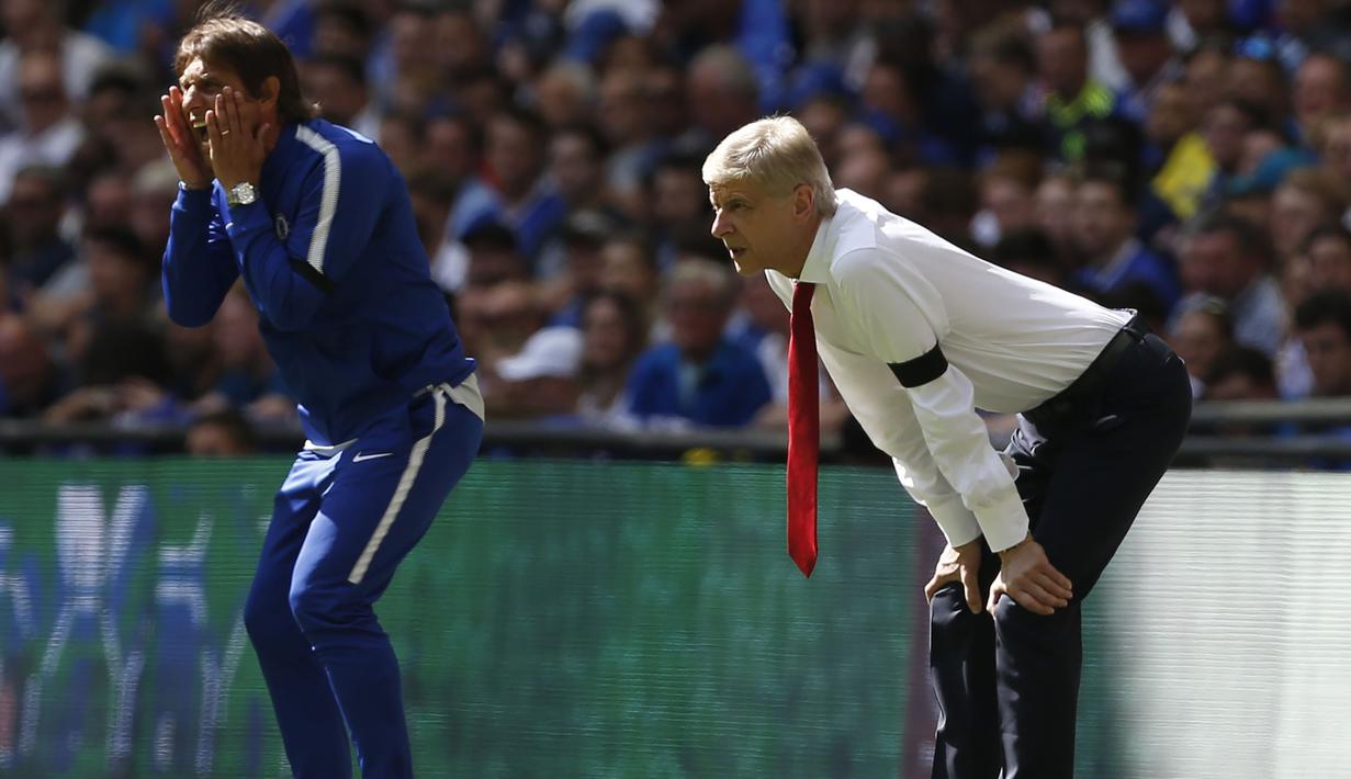 Pelatih Chelsea, Antonio Conte (kiri) berteriak memberikan instruksi sementara pelatih Arsenal, Arsene Wenger hanya melihat dengan tenang pertandingan Community Shield 2017 di Wembley Stadium, London, (6/8/2017). Arsenal menang 4-1. (AFP/Ian Kington)