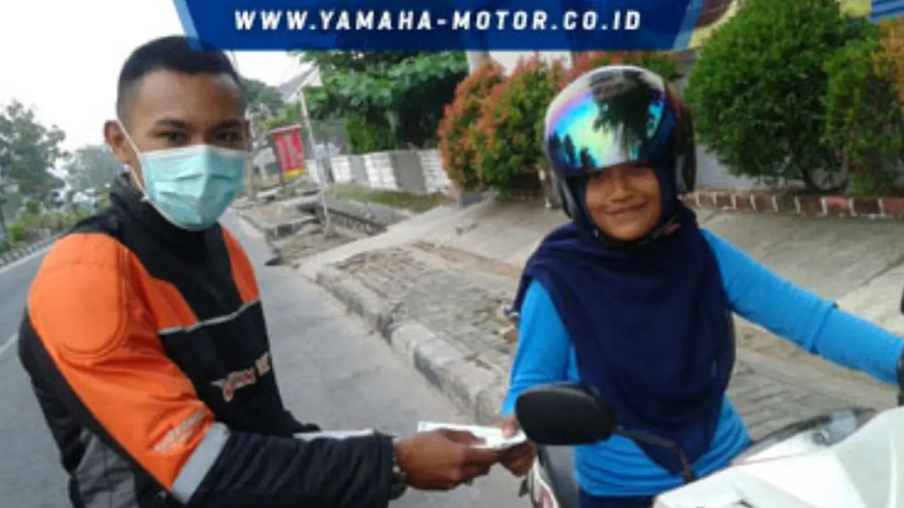 Lawan Asap. Klub Motor Yamaha Bagi-bagi Masker Gratis