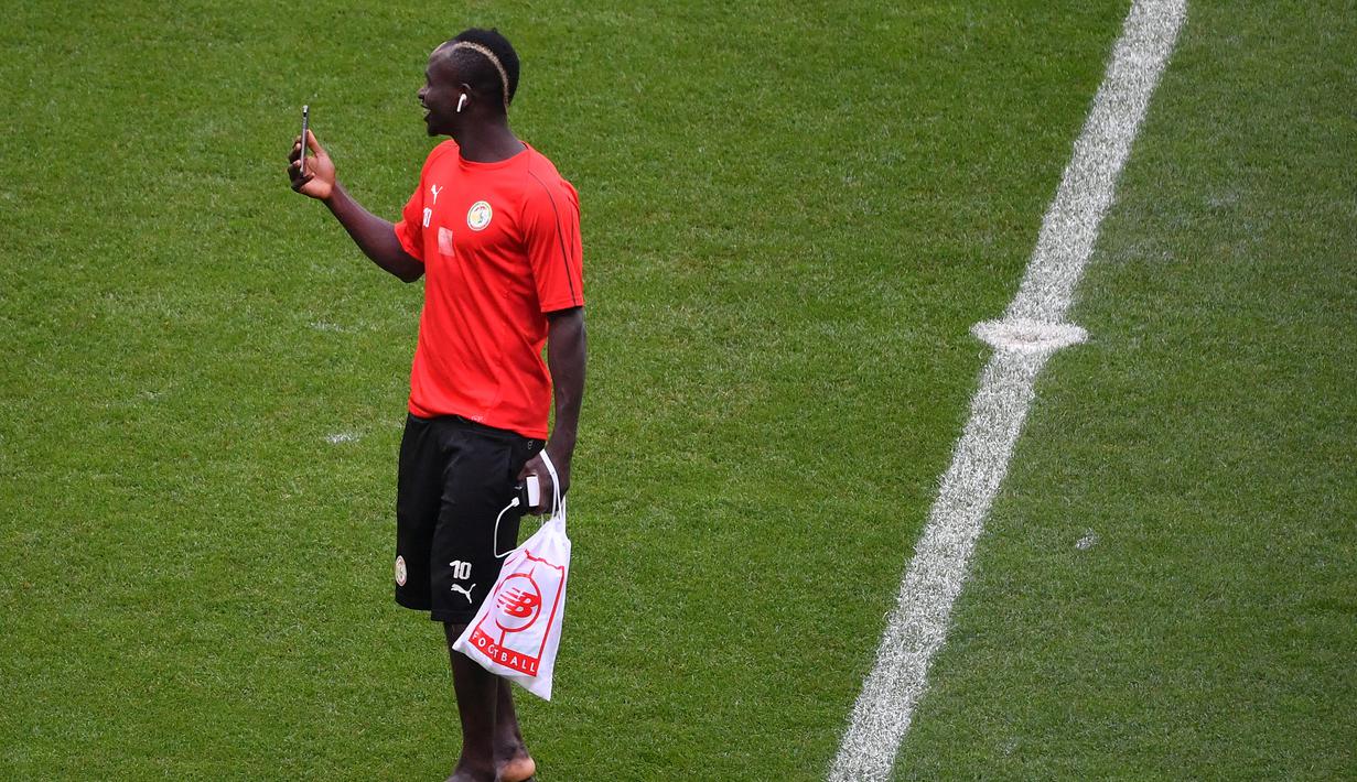 Sadio Mane terlahir dari keluarga sangat sederhana di Desa Bambali, Senegal. Ayahnya adalah seorang imam masjid di kampung halamannya yang awalnya tidak menyetujui dirinya menekuni profesi pesepak bola. (AFP/Emmanuel Dunand)