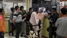 Ratusan pendonor darah  rela mengantri di depan loket pendaftaran di Kantor Palang Merah Indonesia di jalan Ploso Surabaya.