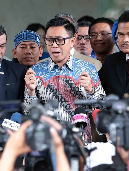 Berdasarkan kuasa hukumnya, kliennya merasa tidak pernah diwawancara oleh ketujuh media tersebut.  Selain memberikan klarifikasi mengenai kabar yang berkembang selama ini, Eko juga membuat laporan. (Deki Prayoga/Bintang.com)