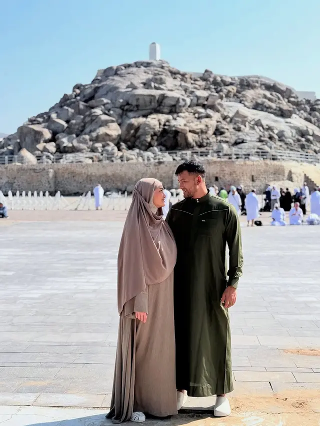 6 Potret Atiqah Hasiholan Tampil Berhijab, Jalani Umrah Bersama Rio Dewanto