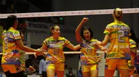 Tim putri Gresik Petrokimia memetik kemenangan atas Batam Sindo BVN dengan skor 3-0 pada laga Proliga 2017 di GOR Tri Dharma, Gresik, Minggu (5/3/2017). (Bola.com/Fahrizal Arnas)