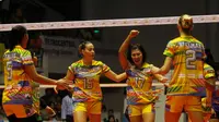 Tim putri Gresik Petrokimia memetik kemenangan atas Batam Sindo BVN dengan skor 3-0 pada laga Proliga 2017 di GOR Tri Dharma, Gresik, Minggu (5/3/2017). (Bola.com/Fahrizal Arnas)