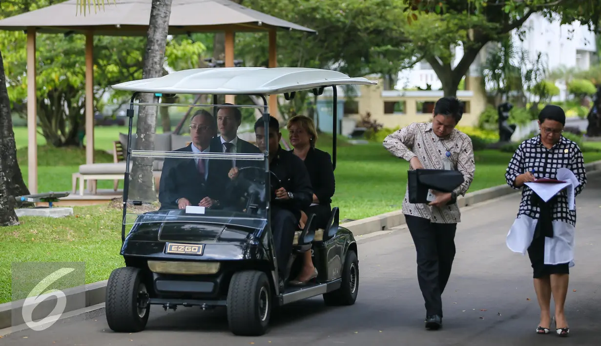 Menteri Perindustrian dan Perdagangan Rusia Denis Manturov beserta delegasi tiba di Istana Merdeka, Jakarta, Jumat (7/1/2016). Pertemuan ini membahas kerjasama pengolahan hasil pertambangan serta regulasi ekspor dan impor. (Liputan6.com/Faizal Fanani)