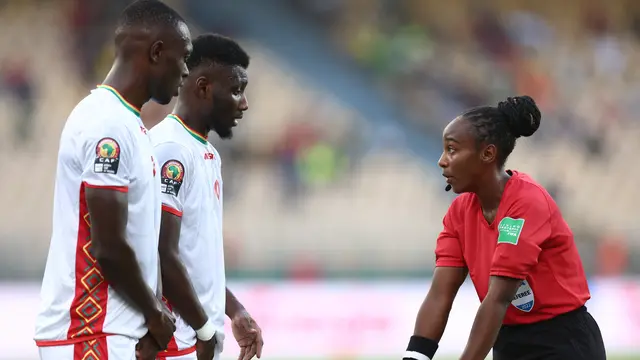 Salima Mukansanga, wasit wanita pertama yang memimpin pertandingan Piala Afrika