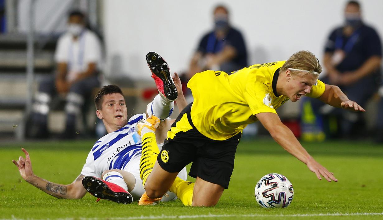 Penyerang Borussia Dortmund, Erling Braut Haaland, berebut bola dengan penyerang MSV Duisburg, Dominic Volkmer, pada laga DFB-Pokal di Schauinsland-Reisen-Arena, Selasa (15/9/2020). Borussia Dortmund menang 5-0 atas MSV Duisburg. (AFP/Thilo Schmulgen/pool)