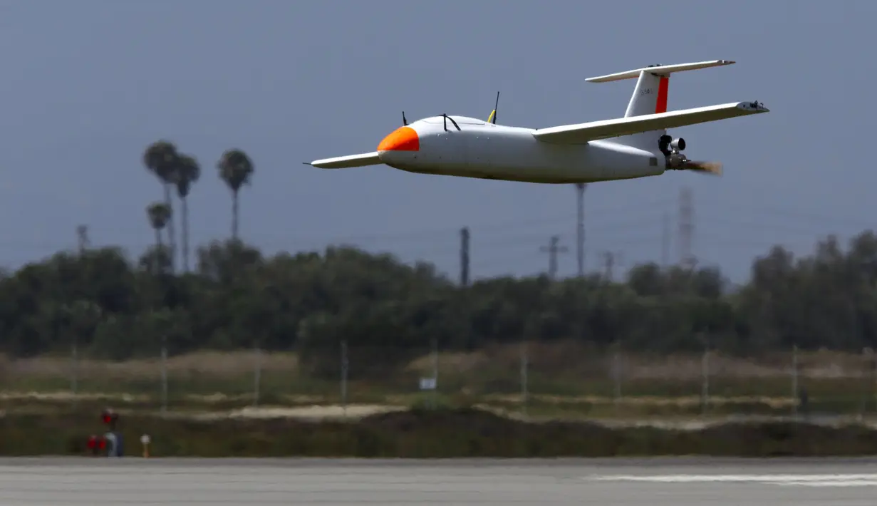 Griffon Aerospace Outlaw G2 diterbangkan pada uji coba demonstrasi 'Black Dart' di Naval Base Ventura County Sea Range, California, Jumat (31/7/2015). Demonstrasi tersebut untuk menguji coba 55 pesawat tanpa awak atau drone. (REUTERS/Patrick T. Fallon)