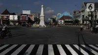 Suasana perempatan Tugu Pal Putih Yogyakarta, Sabtu (26/12/2020). Tugu yang dulunya bernama tugu Golong Gilig ini memiliki sejarah panjang dan menjadi salah satu keistimewaan kota Yogya ini terlihat rapi dan ramai dikunjungi wisatawan. (Liputan6.com/Helmi Fithriansyah)