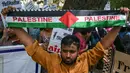 Saat berunjuk rasa, para aktivis meneriakkan yel-yel mendukung kemerdekaan Palestina. (Arun SANKAR/AFP)