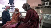Petugas kesehatan menyuntikkan vaksin COVID-19 Sinovac kepada anak di Pospol Polsek Pamulang, Tangerang Selatan, Banten, Kamis (6/1/2022). Pemerintah menargetkan 2,6 juta anak usia 6-11 tahun telah divaksinasi sampai akhir Januari 2022. (Liputan6.com/Faizal Fanani)