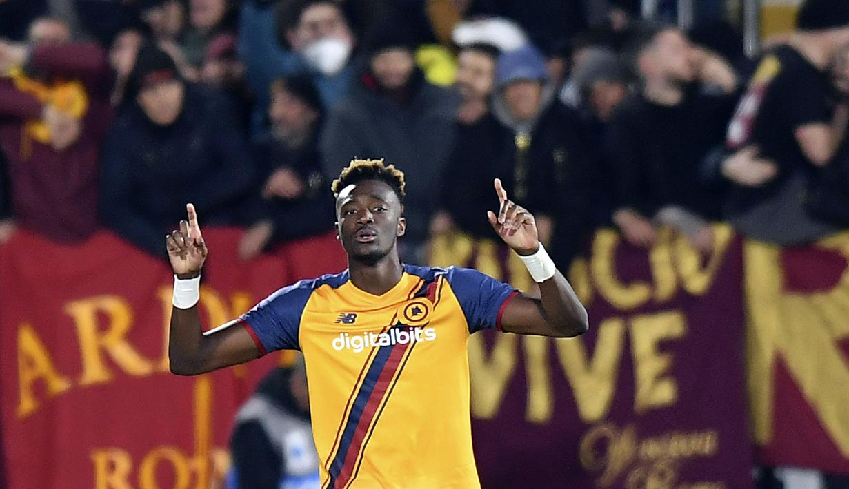Kebuntuan AS Roma akhirnya pecah di menit ke 90+9 usai wasit menghadiahkan mereka penalti. Tammy Abraham yang menjadi algojo pun sukses menuntaskan tugasnya dengan baik. Roma pun menang dengan skor 1-0. (La Presse via AP/Tano Pecoraro)