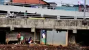 Biaya sewa rumah di Jakarta yang sangat tinggi membuat mereka memanfaatkan kolong jembatan sebagai tempat tinggal, Jakarta, Senin (16/6/14). (Liputan6.com/Faizal Fanani)