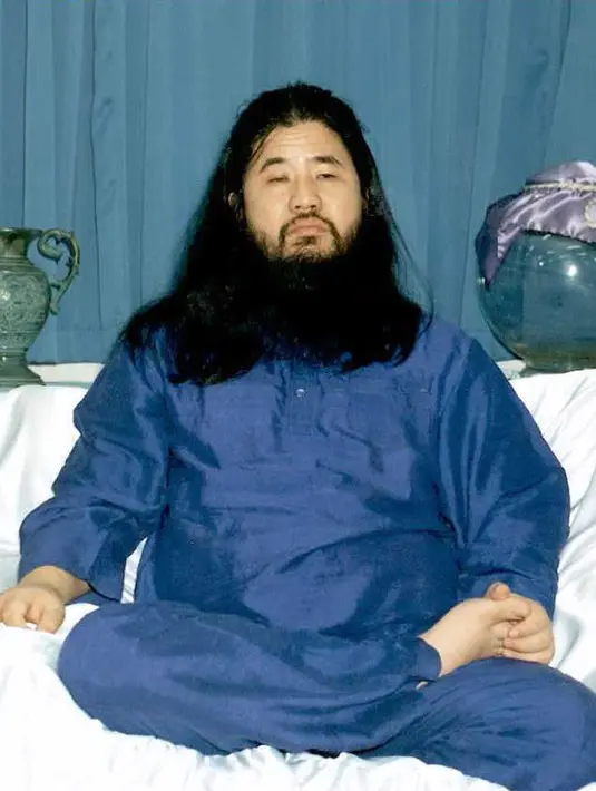 Pemimpin sekte 'Kiamat' Aum Shinrikyo, Shoko Asahara yang melakukan serangan gas sarin di stasiun kereta bawah tanah di Tokyo, Jepang, 20 Maret 1995. Pemerintah Jepang mengeksekusi Shoko Asahara dengan cara digantung pada 6 Juli 2018. (JIJI PRESS/AFP)