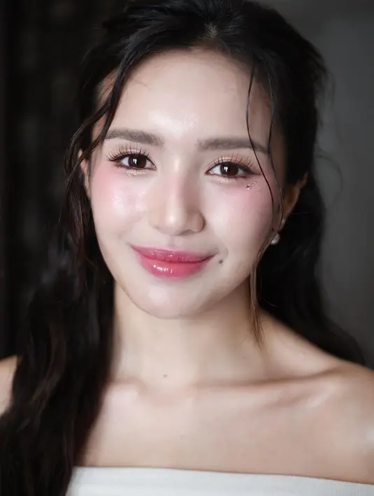 Mata Beby Tsabina dipulas dengan coral nude dan lipstik pink yang cerah dan glossy [@bebytsabina]