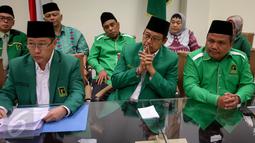 Wakil Ketua Umum Humprey Djemat (kiri) serta sejumlah pengurus DPP PPP menggelar jumpa pers di Jakarta, Kamis (23/3). PPP Djan Faridz resmi memecat Romahurmuziy alias Romy sebagai kader partai berlambang kabah itu. (Liputan6.com/Faizal Fanani)