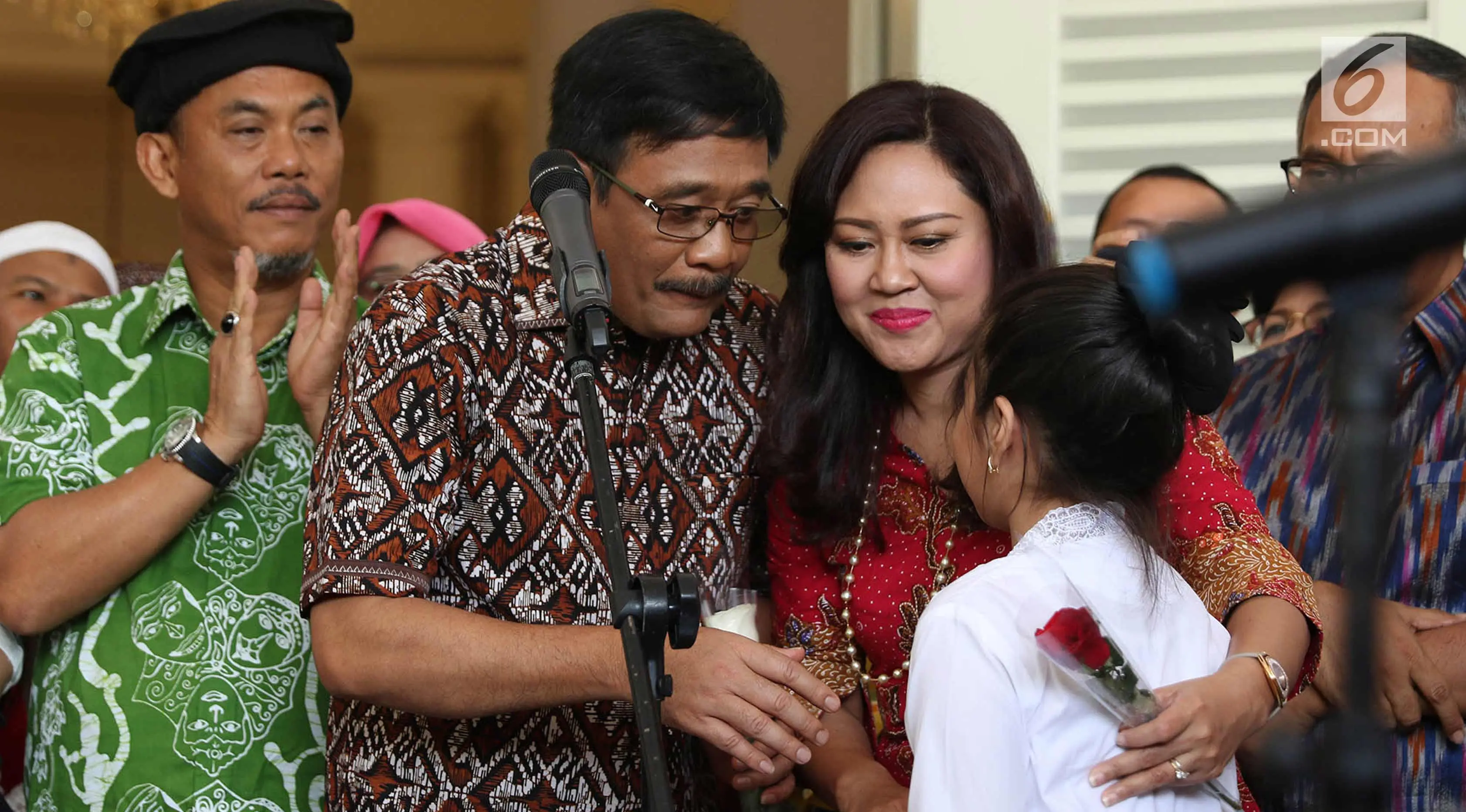 Gubernur DKI Jakarta Djarot Saiful Hidayat bersama istri Happy Farida saat perpisahan dirinya di Balaikota DKI Jakarta, Minggu (15/10). Pelepasan Djarot sebagai Gubernur DKI Jakarta periode 2012-2017 berlangsung meriah. (Liputan6.com/Immanuel Antonius)